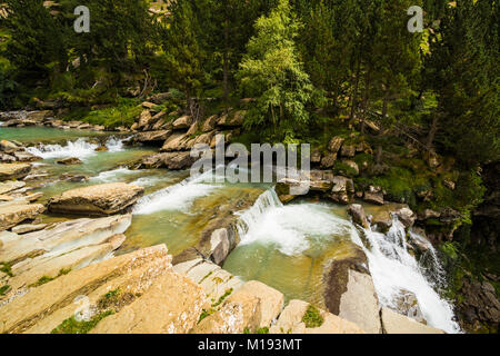 Schritte von Kalkstein Schichten bilden ein Wasserfall auf dem Rio Arazas im malerischen Oberen Ordesa Tal. Nationalpark Ordesa; Pyrenäen Aragon, Spanien Stockfoto