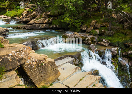 Schritte von Kalkstein Schichten bilden ein Wasserfall auf dem Rio Arazas, obere Ordesa Tal. Nationalpark Ordesa; Pyrenäen Aragon, Spanien Stockfoto