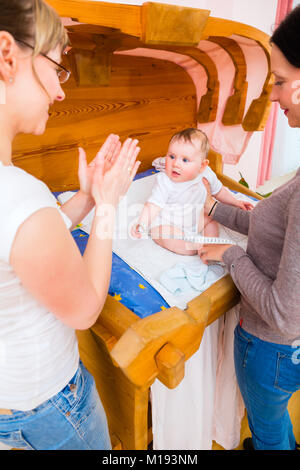 Hebamme Prüfung neugeborenes Baby Stockfoto