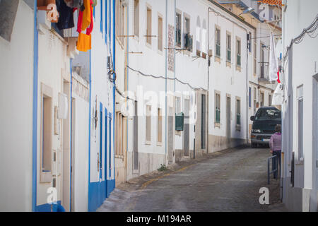 Weiße Straße in der Stadt Ericeira in Portugal Stockfoto