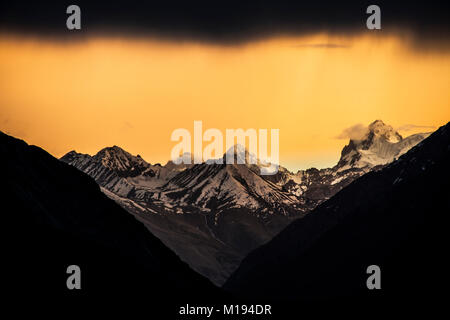 Sonnenuntergang hinter dem Himalaya Spektrum unter starker Bewölkung an Chandratal See Stockfoto