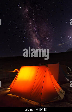 Milchstraße bis zum Horizont in einer kalten Winternacht über einen beleuchteten Zelt beim Camping in Ladakh adventureamazingastroastro photographyastro Stockfoto