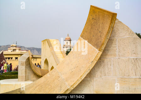 Jaipur, Rajasthan, Indien, 25.. Januar 2017: Jaipur, Rajasthan, Indien, 25.. Januar 2017: Touristen besuchen Jantar mantar. Stockfoto