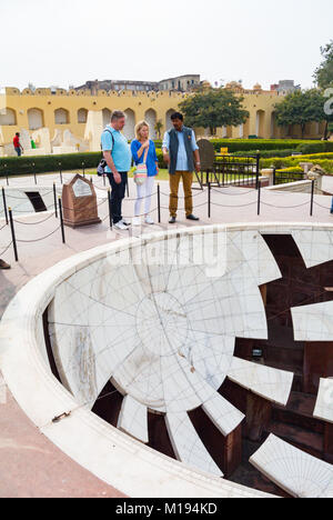 Jaipur, Rajasthan, Indien, 25.. Januar 2017: Jaipur, Rajasthan, Indien, 25.. Januar 2017: Touristen besuchen Jantar mantar. Stockfoto