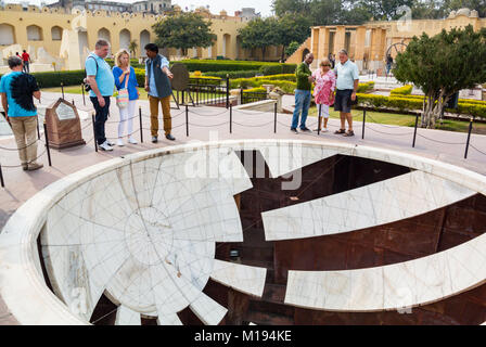 Jaipur, Rajasthan, Indien, 25.. Januar 2017: Jaipur, Rajasthan, Indien, 25.. Januar 2017: Touristen besuchen Jantar mantar. Stockfoto