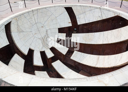 Jaipur, Rajasthan, Indien, 25.. Januar 2017: Jaipur, Rajasthan, Indien, 25.. Januar 2017: Touristen besuchen Jantar mantar. Stockfoto