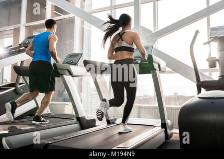 Menschen in Health Club läuft Stockfoto
