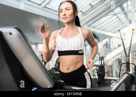 Junge Frau auf Laufband Stockfoto