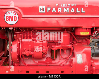 Seite Detail anzeigen Übersicht der Motor eines restaurierten alten McCormick International Farmall Super BMD Traktor Stockfoto