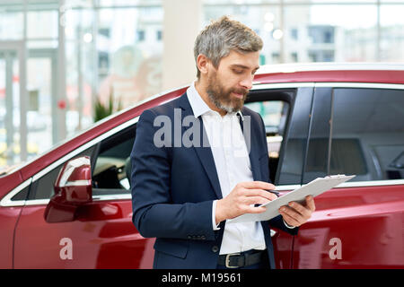 Reifen Sales Assistant im Autohaus Stockfoto