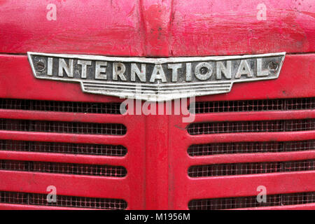 Frontansicht Detail zeigt den Kühlergrill eines alten vintage McCormick International Traktor Stockfoto