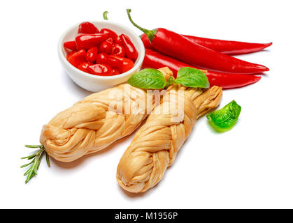 Geräucherter geflochtene Käse und Paprika auf weißem Hintergrund Stockfoto