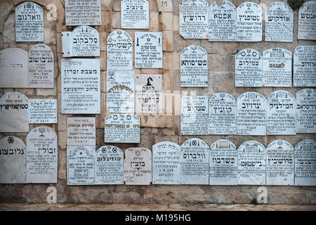 Mauer der Erinnerung an den Hof von einem kleinen Museum für jüdische Opfer des NS-Regimes während des zweiten Weltkriegs gewidmet im Jüdischen Viertel auf Zion Jerusalem Israel mount entfernt Stockfoto