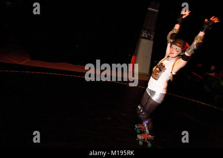 Roller Derby skater Aufwärmen blickt in die Kamera Stockfoto