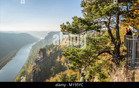 Landschaftlich reizvolle Aussicht von Bastei Felsformation im Herbst, Sächsische Schweiz bei Dresden, Deutschland Stockfoto