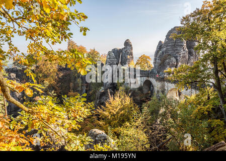 Bastei-Felsbrücke im Herbst, Sächsische Schweiz, DDR Stockfoto