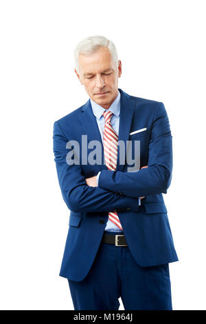 Studio shot eines überwältigt älterer Geschäftsmann stehend gegen an isoalted weißen Hintergrund mit kopieren. Stockfoto