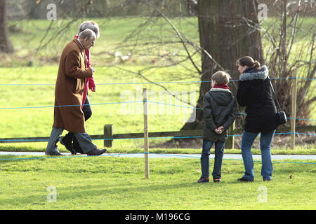 Der Herzog von Edinburgh kommt an die hl. Maria Magdalena Kirche in Sandringham, Norfolk, die morgen Gottesdienst zu besuchen. Stockfoto