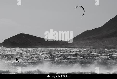 Kitesurfer El Medano Teneriffa an einem windigen Tag, mit einem Berg im Hintergrund. Urlaubsziel für Wassersportler. Foto von Nikki Attree Stockfoto