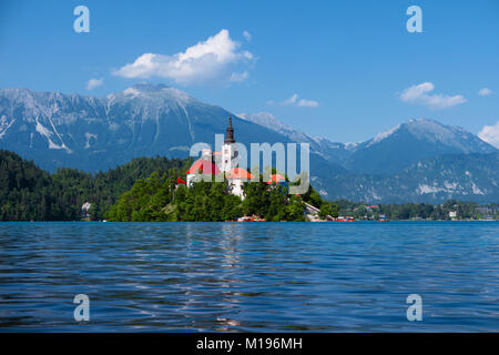 Bleder See, Alpen, Slowenien, Europa. Sommer Landschaft. Mountain Lake See. Insel mit Kirche in Bleder See. Schöne Landschaft. Schloss und die Berge in Stockfoto