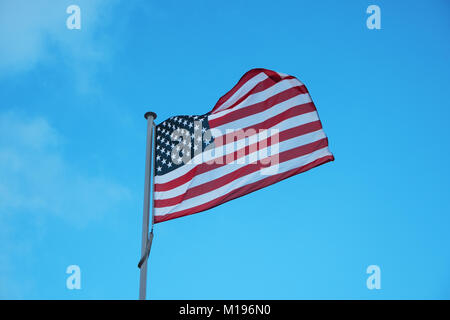 American National offizielle Flagge auf und blauer Himmel. Symbol der Vereinigten Staaten. Patriotische US Banner, Design. Flagge der USA auf Fahnenmast winken in Th Stockfoto