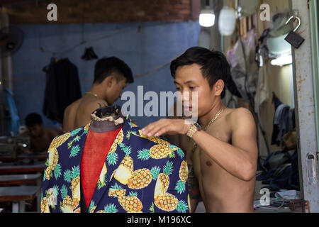 Mann, maßgeschneiderte Kleidung in Textil Werkstatt in Vietnam Stockfoto