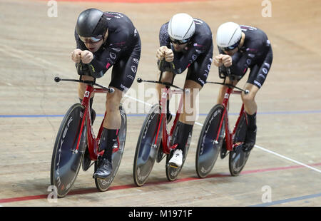 Team KGF (links-rechts) Dan Bigham, Jacob Kipper und Charlie Tanfield, die schnellste Zeit im Qualifying für die Herren Verfolgung gesetzt, bei Tag drei des HSBC UK National Track Meisterschaften an der Nationalen Radfahren Centre, Manchester. Stockfoto