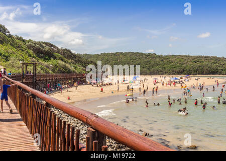 Beachgoers Spaß an einem heißen Sommertag am Strand in der Nähe von Boardwalk - Hintergrund Stockfoto