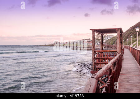 Gonubie Beach Boardwalk bei Sonnenuntergang. Schöne seascape Hintergrund Stockfoto