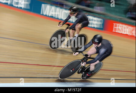 Jason Kenny Fahrten der letzten Runde des Team Sprint mit Philip Hindes (oben), auf dem Weg in die schnellste Zeit im Qualifying, bei Tag drei des HSBC UK National Track Meisterschaften an der Nationalen Radfahren Centre, Manchester. Stockfoto