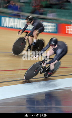 Jason Kenny Fahrten der letzten Runde des Team Sprint mit Philip Hindes (oben), auf dem Weg in die schnellste Zeit im Qualifying, bei Tag drei des HSBC UK National Track Meisterschaften an der Nationalen Radfahren Centre, Manchester. Stockfoto