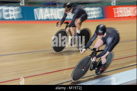 Jason Kenny Fahrten der letzten Runde des Team Sprint mit Philip Hindes (oben), auf dem Weg in die schnellste Zeit im Qualifying, bei Tag drei des HSBC UK National Track Meisterschaften an der Nationalen Radfahren Centre, Manchester. Stockfoto