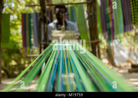 Ein afrikanischer Mann zeigt traditionelles Weben in Makasutu Wald, Gambia, Südafrika Stockfoto