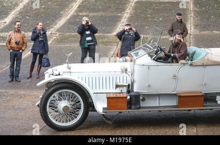 Katie Forrest, 32, aus Guildford, konkurriert in Ihr 1912 Roll-Royce Silver Ghost, als "Taj Mahal" bekannt und ursprünglich von der Maharadscha von Nabha besaß, während der jährlichen Fahrprüfungen für die Vintage Sports-Car Club, um Kurse in das Brooklands Museum, Weybridge, Surrey. Stockfoto