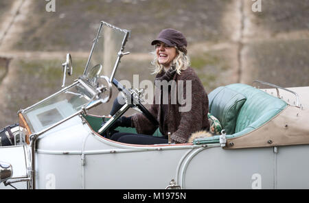 Katie Forrest, 32, aus Guildford, tritt in ihrem Roll-Royce Silver Ghost aus dem Jahr 1912, bekannt als Taj Mahal und ursprünglich im Besitz des Maharadscha von Nabha, während der jährlichen Fahrtests für den Vintage Sports-Car Club an, um Kurse zu besuchen, die am Standort des Brooklands Museums in Weybridge, Surrey, angelegt wurden. Stockfoto