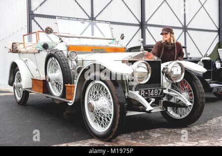 Katie Forrest, 32, aus Guildford, reinigt ihren Roll-Royce Silver Ghost aus dem Jahr 1912, bekannt als „The Taj Mahal“ und ursprünglich im Besitz des Maharadscha von Nabha, während der jährlichen Fahrtests für den Vintage Sports-Car Club um Kurse, die auf dem Gelände des Brooklands Museums in Weybridge, Surrey, angelegt wurden. Stockfoto