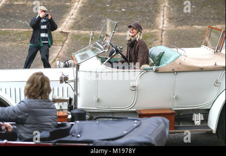 Katie Forrest, 32, aus Guildford, konkurriert in Ihr 1912 Roll-Royce Silver Ghost, als "Taj Mahal" bekannt und ursprünglich von der Maharadscha von Nabha besaß, während der jährlichen Fahrprüfungen für die Vintage Sports-Car Club, um Kurse in das Brooklands Museum, Weybridge, Surrey. Stockfoto