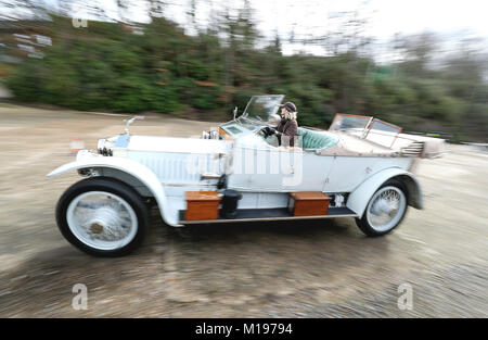 Katie Forrest, 32, aus Guildford, tritt in ihrem Roll-Royce Silver Ghost aus dem Jahr 1912, bekannt als Taj Mahal und ursprünglich im Besitz des Maharadscha von Nabha, während der jährlichen Fahrtests für den Vintage Sports-Car Club an, um Kurse zu besuchen, die am Standort des Brooklands Museums in Weybridge, Surrey, angelegt wurden. Stockfoto