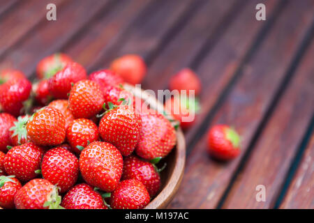 Erdbeeren in Schüssel auf Holz- Hintergrund. Platz kopieren Stockfoto