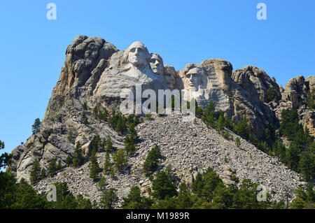 Weite Einstellung auf das Mount Rushmore National Memorial auf einem hellen und klaren Tag Stockfoto