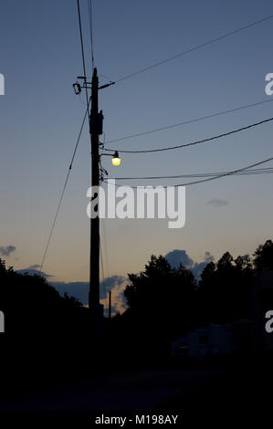 Silhouetted Streetlight gegen das blaue Dämmerung Himmel Stockfoto