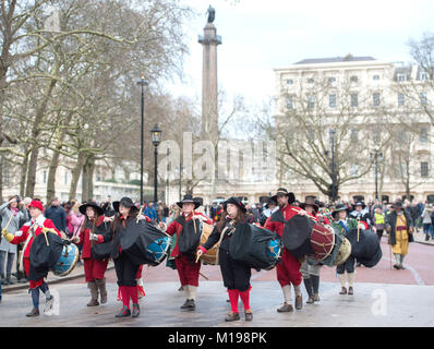 Die Mitglieder des Englischen Bürgerkriegs Gesellschaft nehmen an des Königs Armee jährliche März und Parade, in London, als sie die Hinrichtung von Charles I. Gedenken Stockfoto