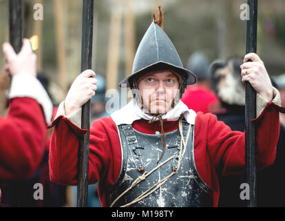 Mitglieder des Königs des Englischen Bürgerkriegs Gesellschaft nehmen an einem März auf Horse Guards Parade während ihrer jährlichen März die Hinrichtung des Königs Charles zu gedenken. Stockfoto