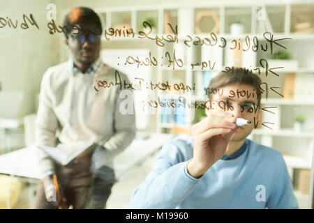 IT-Team Witting auf Glas Stockfoto