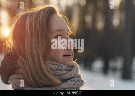 Getönten Portrait von jugendlich Mädchen im Winter Kiefernwald bei Sonnenuntergang Stockfoto