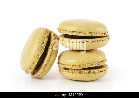 Drei gelbe Macarons mit Marmelade isoliert auf weißem Stockfoto