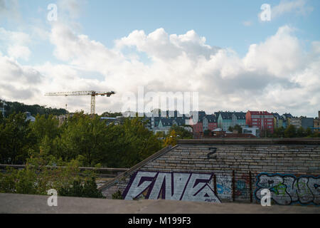 TALLINN, Estland - ca. Oktober 2017: Blick auf Tallinn aus alten Linnahall in kalten Herbsttag Stockfoto