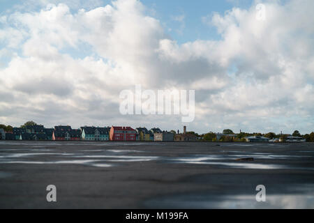 TALLINN, Estland - ca. Oktober 2017: Blick auf Tallinn aus alten Linnahall in kalten Herbsttag Stockfoto