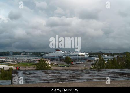 TALLINN, Estland - ca. Oktober 2017: Blick auf Tallinn aus alten Linnahall in kalten Herbsttag Stockfoto