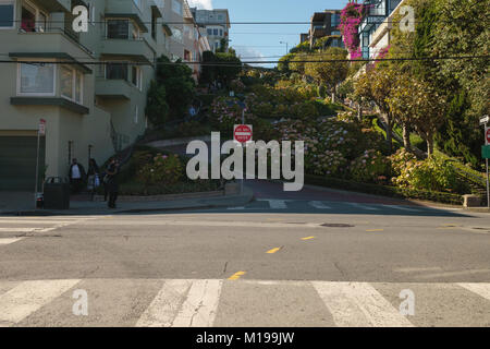 SAN FRANCISCO, USA - ca. November 2017: berühmten Lombard Street im November Tag Stockfoto